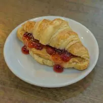 Croissant com geleia e pasta de amen