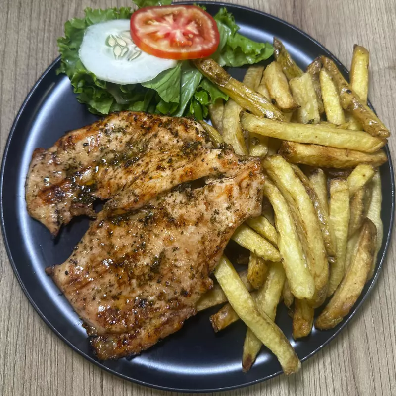 Filete de pechuga + papas + ensalada