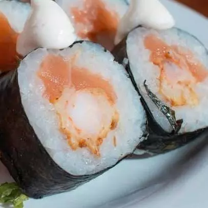 Hossomaki salmão e camarão