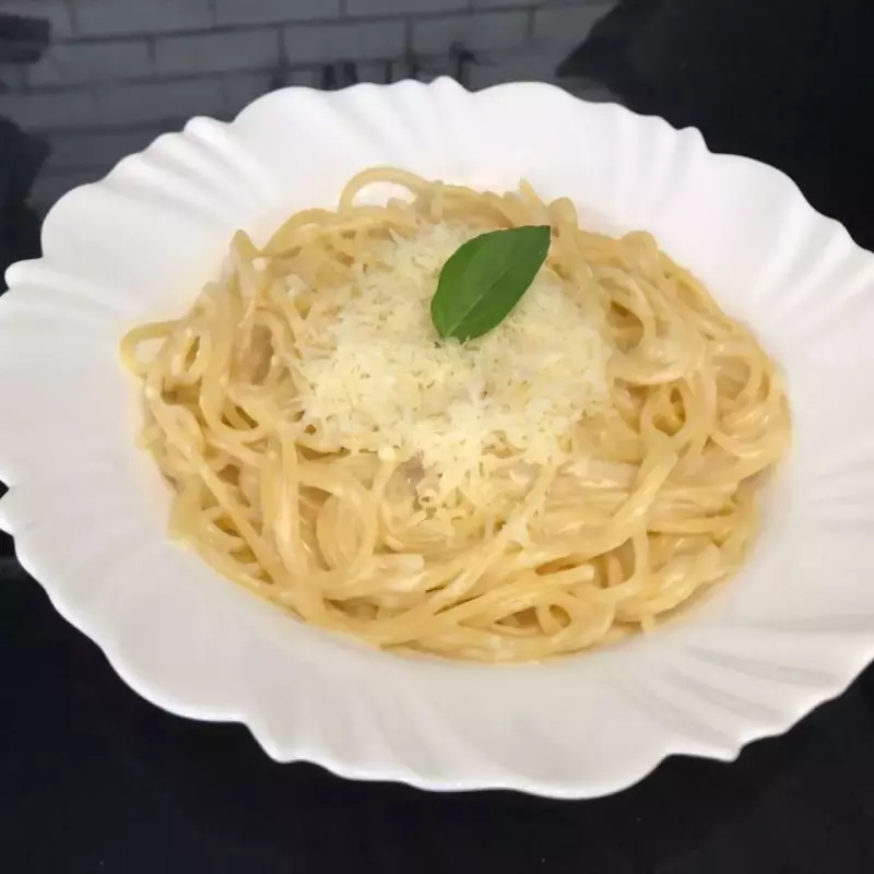SPAGUETTI COM MOLHO BRANCO