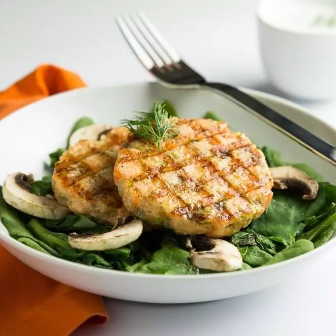 Hamburguer de salmão com quinoa e ca