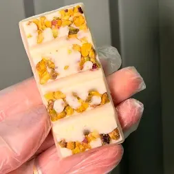 CHOCOLATE  BRANCO COM PISTACHE