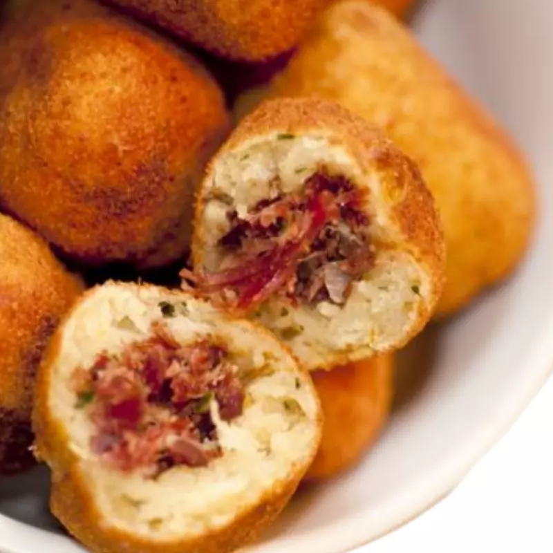 Bolinho de Aipim com Carne Seca