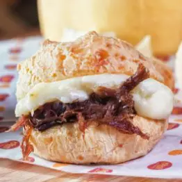 Pão de queijo com queijo e carne