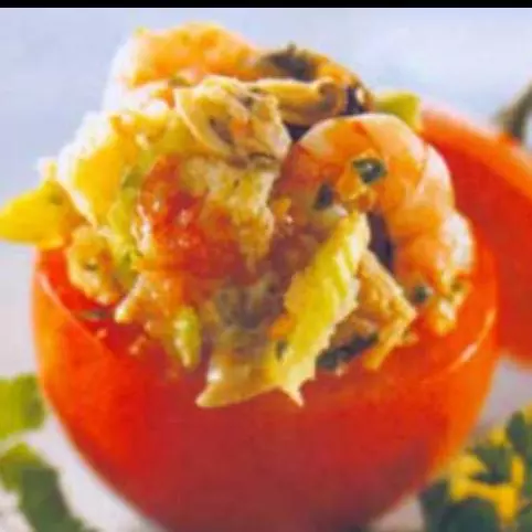 Tomate recheado com camarão