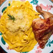 Fetuccine a la huancaina + 1/4 pollo