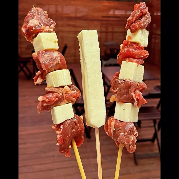 Churrasquinho de carne com quiejo
