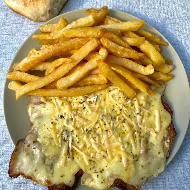 Milanesa 4 quesos con papas fritas.