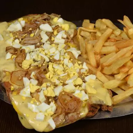 Milanesa a la Barbacoa con Papas Fritas