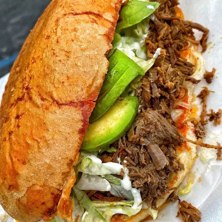 Torta de birria con queso