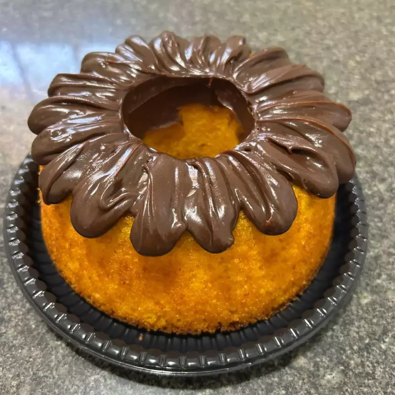 Bolo de cenoura com cobertura