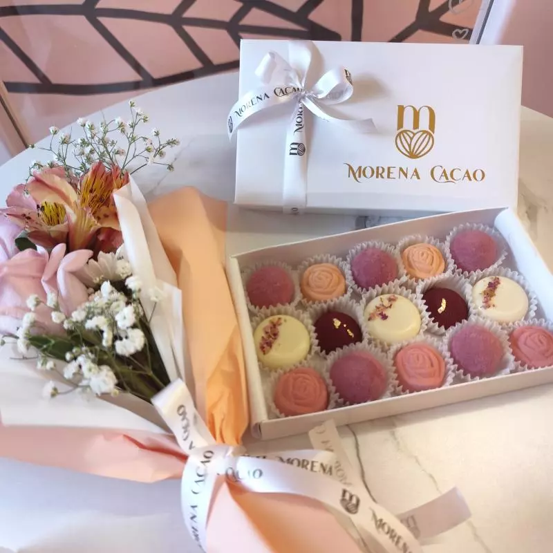 #2/ BOMBONES Y BOUQUETE DE FLORES