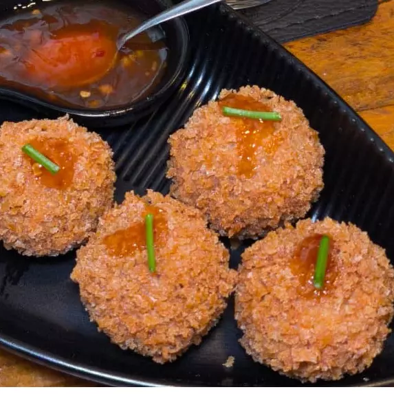 Bolinho de Mandioca e Carne Sesa