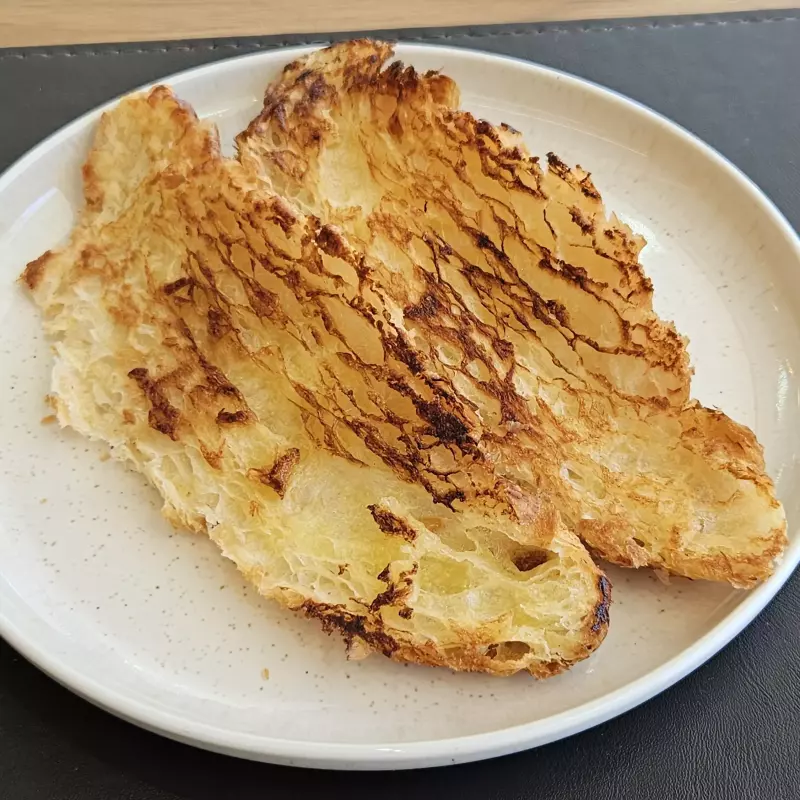 Croissant assado com manteiga