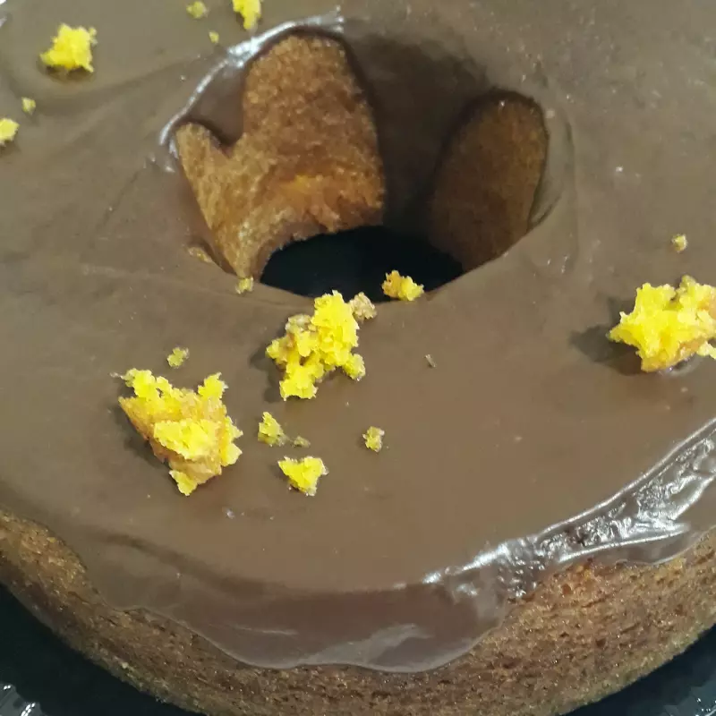 Bolo de cenoura com cobertura