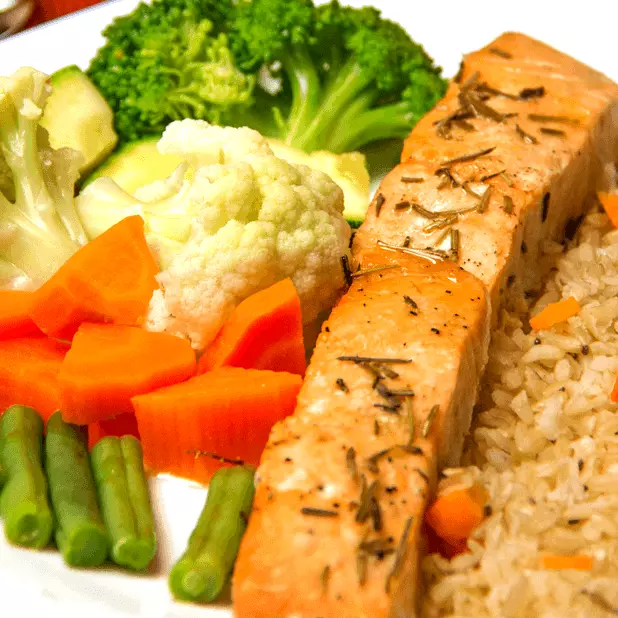 SALMÃO GRELHADO COM LEGUMES