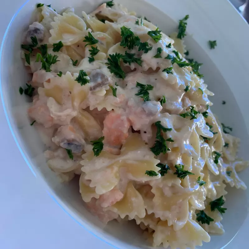 Pasta mariposa con salmon y crema