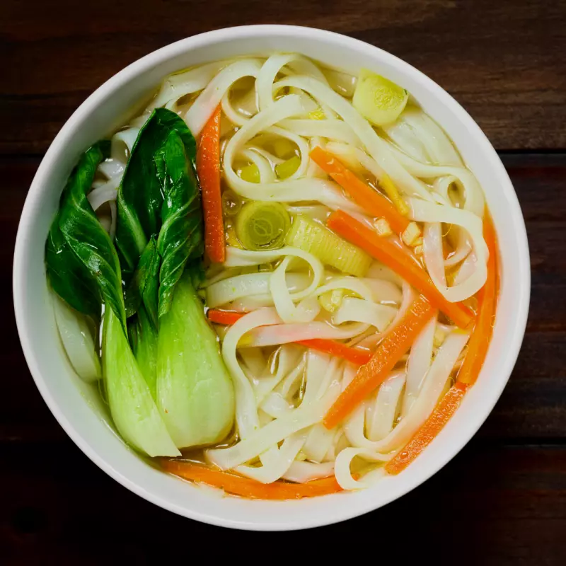 Sopa de Bok choy y fideos de arroz