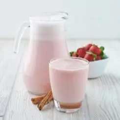 Jarra de jugo natural en leche