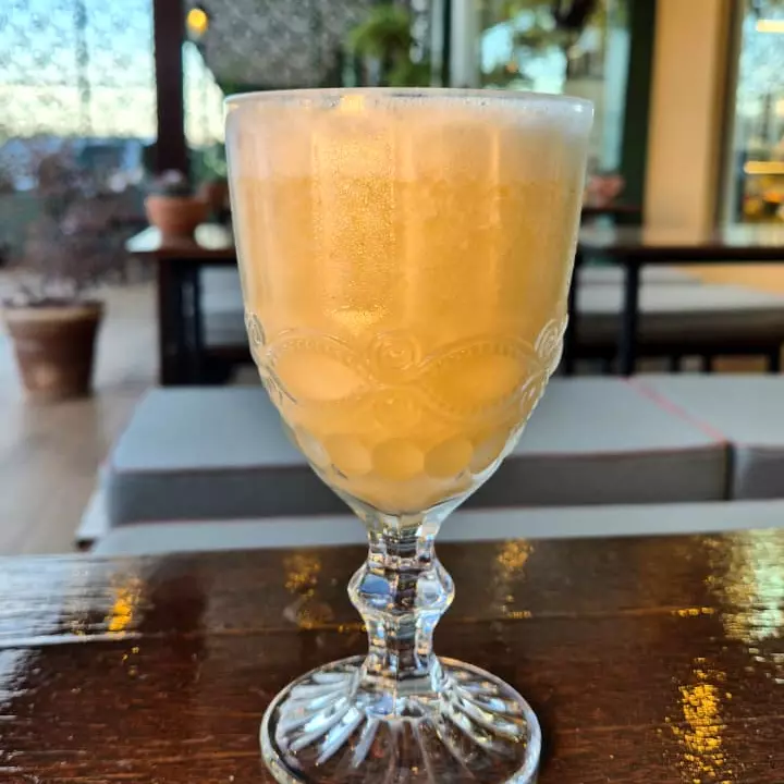 Suco de abacaxi e banana natural