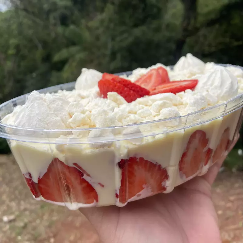 MERENGUE DE MORANGO E SUSPIRO.