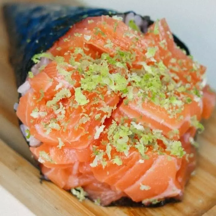 TEMAKI SALMÃO SIMPLES/RASPAS LIMÃO