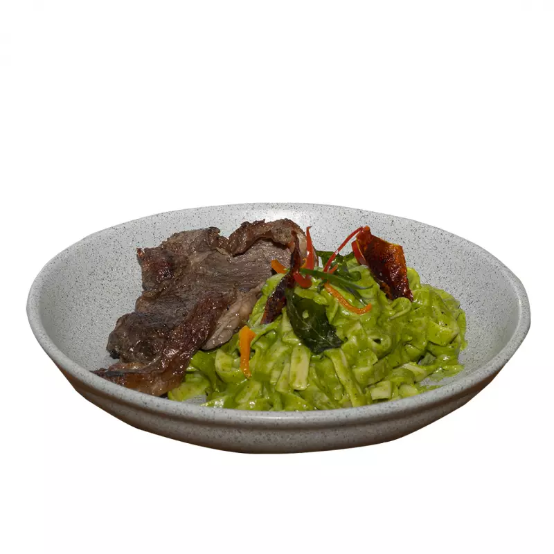 Tallarines al pesto con churrasco