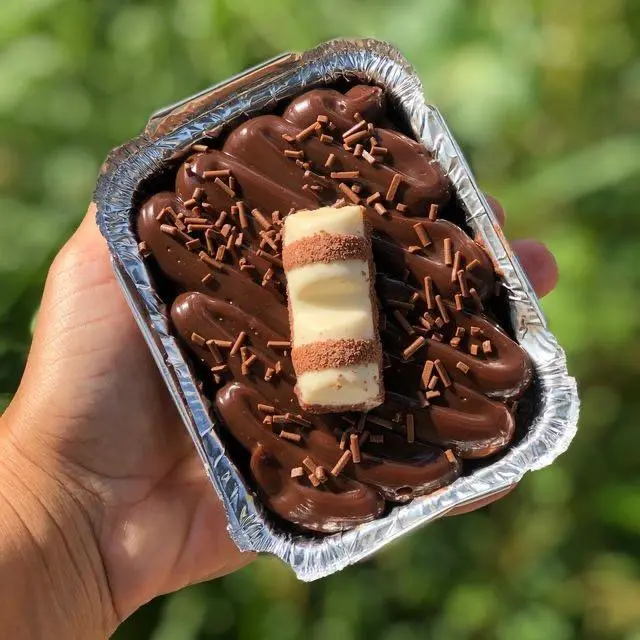 Brownie recheado na marmitinha
