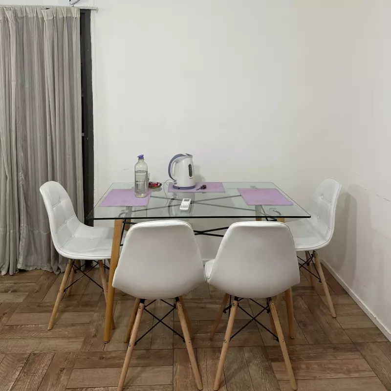 Mesa eames 120x80+ 4 sillas capitoné