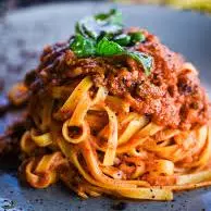 Talharim á bolonhesa com parmesão