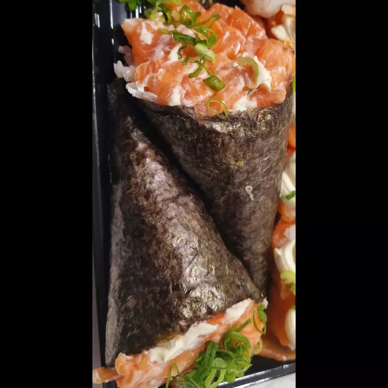 2 TEMAKI SALMÃO CRU E CEBOLINHA