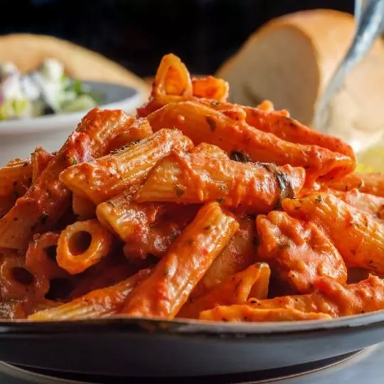 Pasta a la vodka con pollo