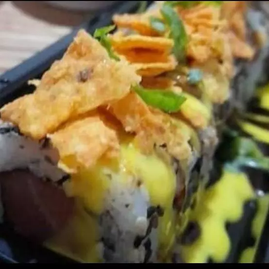 URAMAKI CRISPY DORITO (10 PEÇAS)
