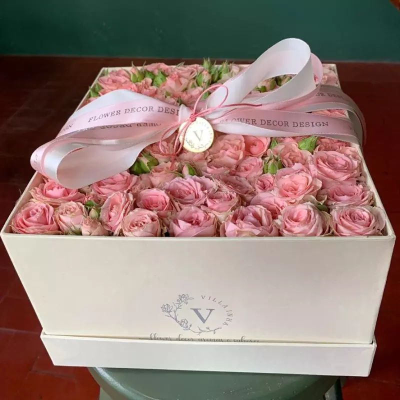 Box cartonada quadrada de rosas