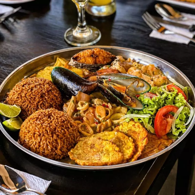 BANDEJA TIPICA DE MARISCOS