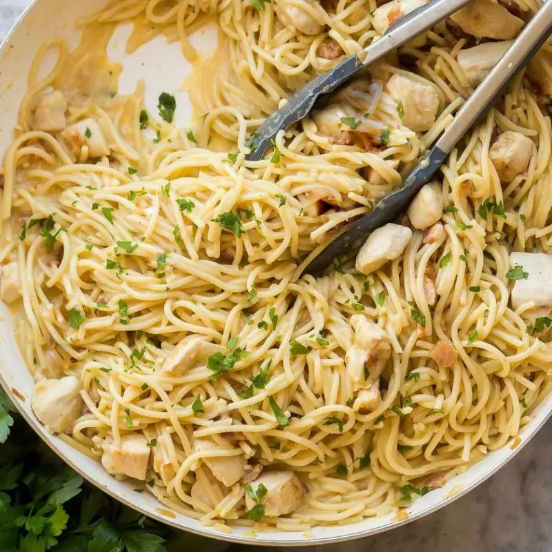 Spaghetti con pollo y queso