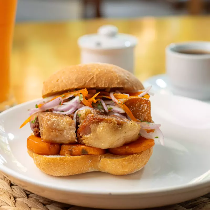 Sandwich Chicharron de Cerdo
