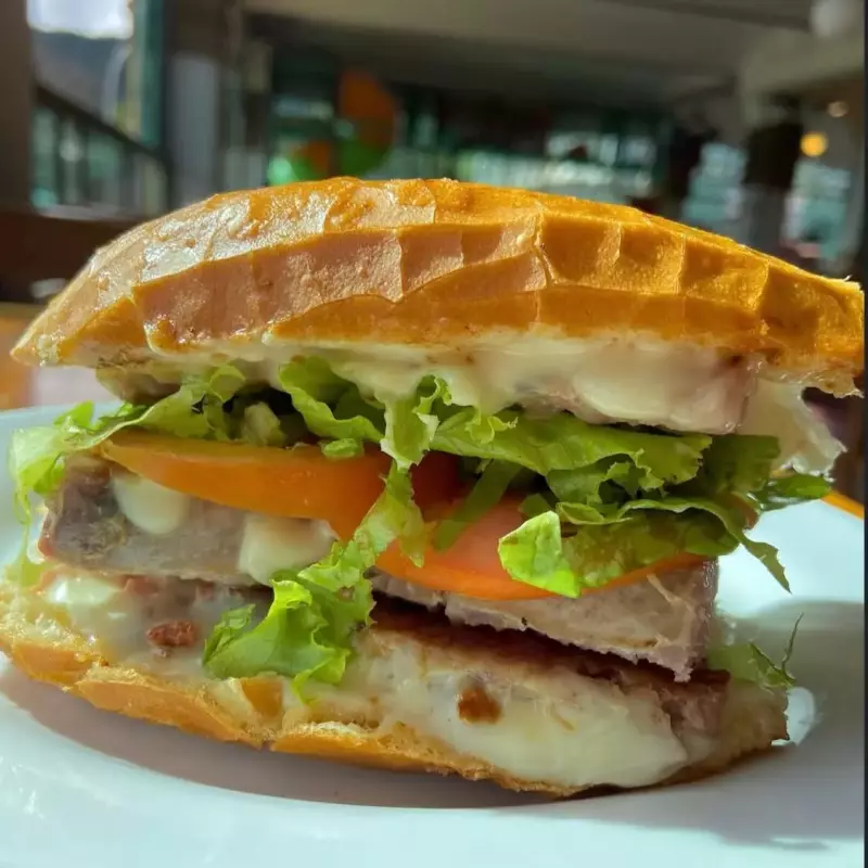 PAO COM LINGUIÇA E REQUEIJAO