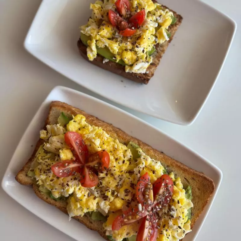 Tostón de palta y huevo