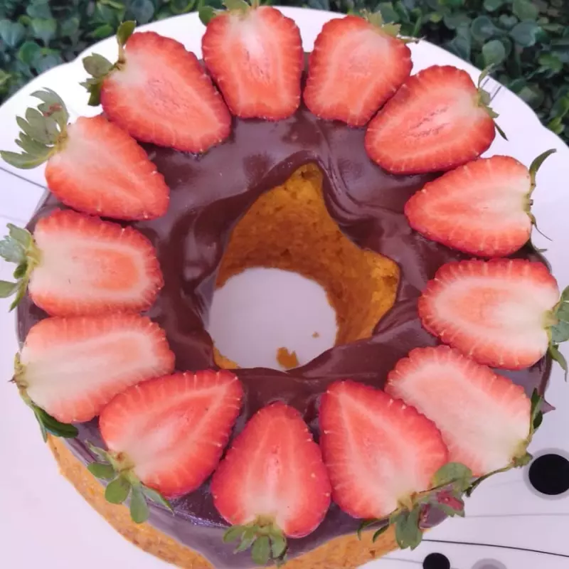 Bolo de cenoura com morangos