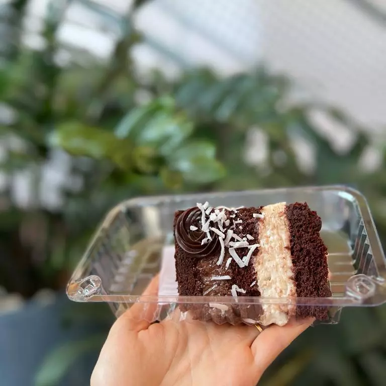 FATIA DE BOLO DE PRESTÍGIO VEGANA