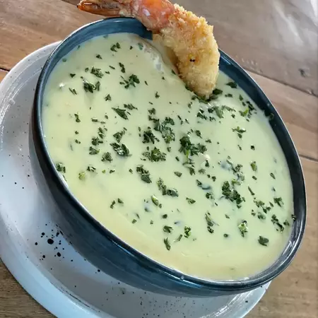 CAZUELA DE CAMARONES EN SALSA BLANCA