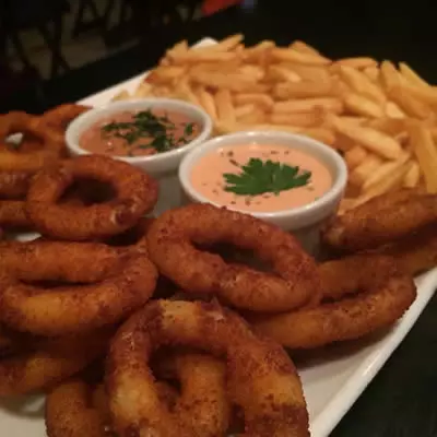 PORÇÃO DE ANÉIS DE CEBOLA COM BATATA