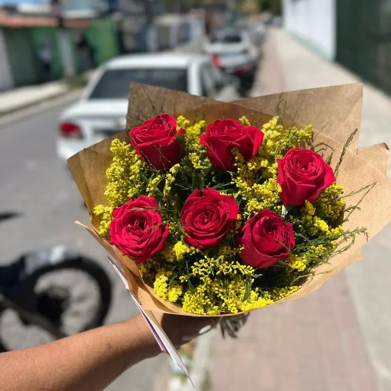Buquê com 6 rosas