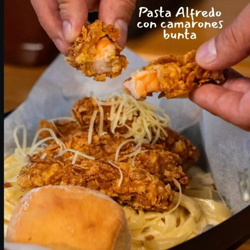 Pasta Alfredo con camarones Bunta