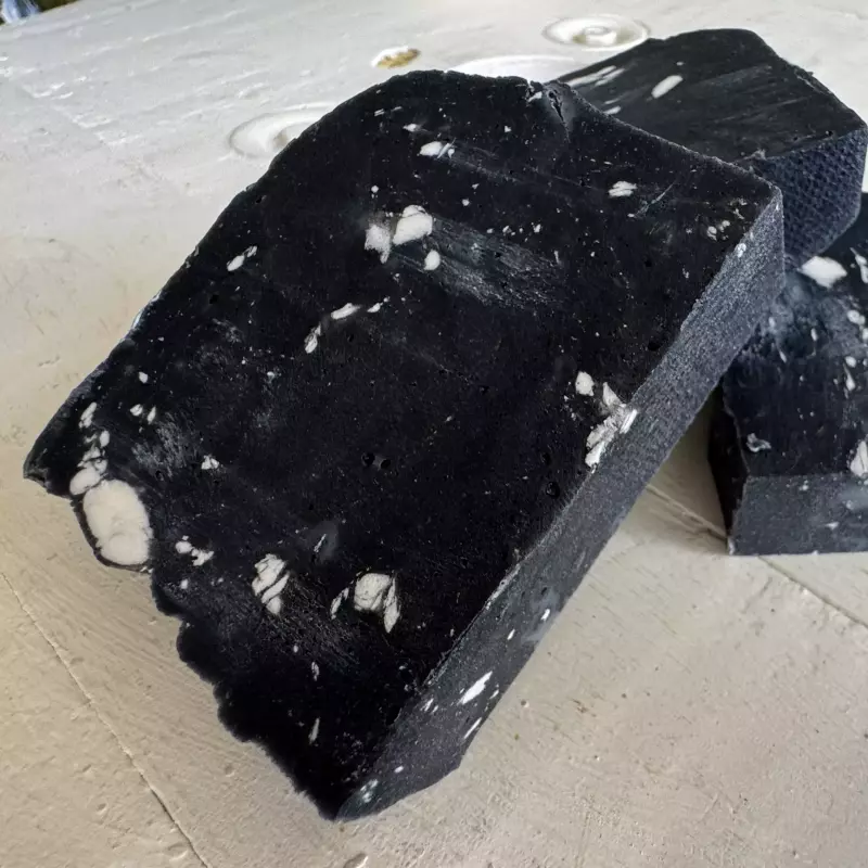 Jabon artesanal de carbon activado