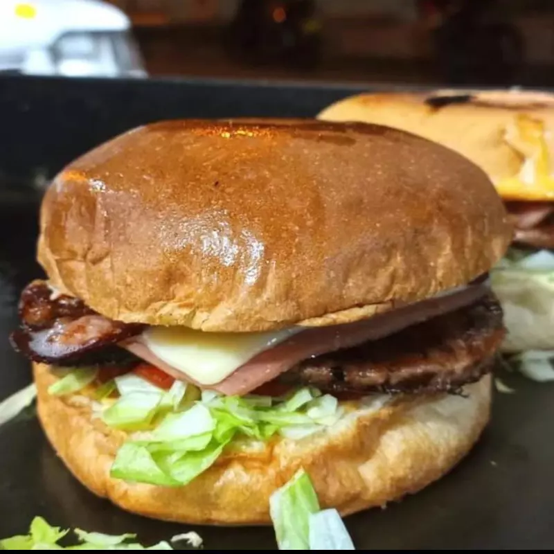 HAMBURGUESA DE POLLO O CERDO PICADO