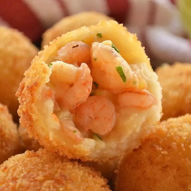 Bolinho de camarão com catupiry