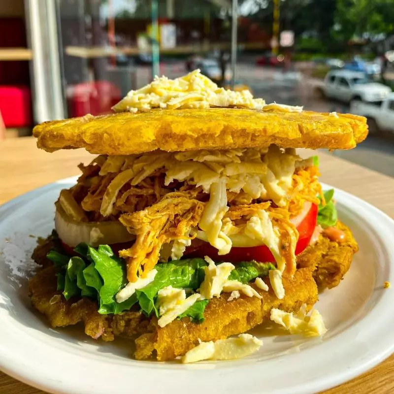 Patacón Pollo Mechado