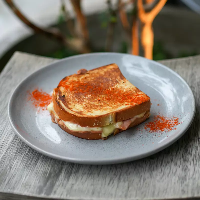 Sándwich Tostado de Pernil y Queso